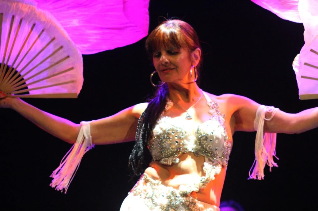 Bailarina Oriental con abanicos.